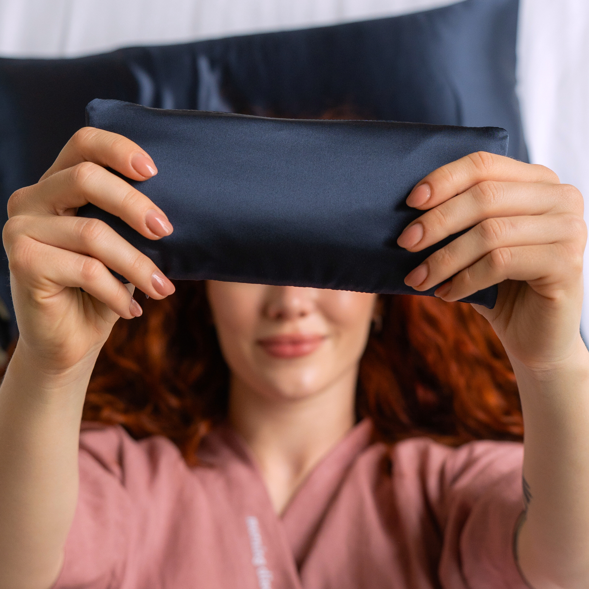 Jedwabna poduszka na oczy Plantule granatowa