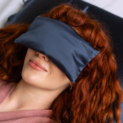 Jedwabna poduszka na oczy Plantule granatowa